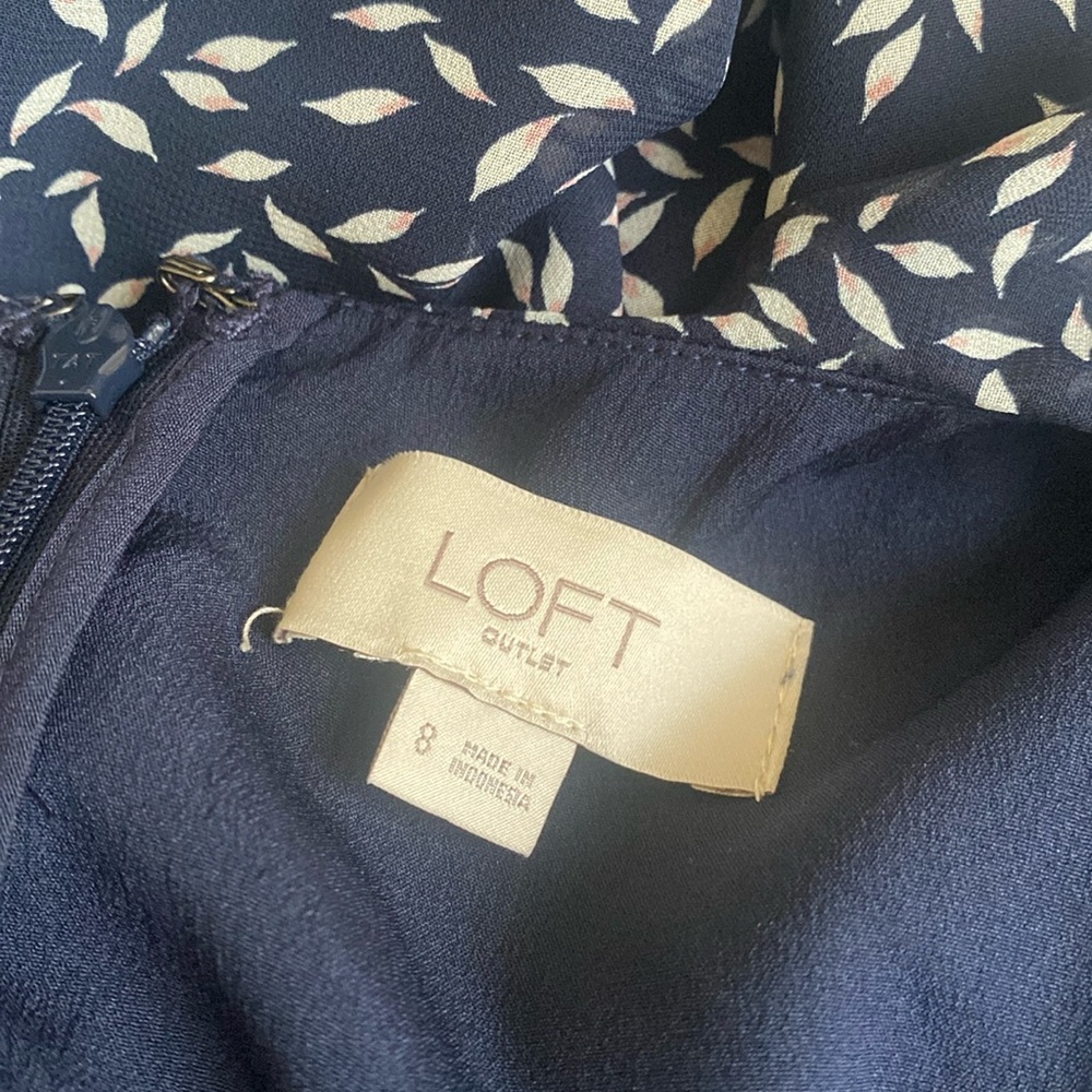 LOFT Outlet Floral Jumpsuit Size 8 Ruffle V-Neck Navy White Effortlessly chic✨ - Picture 15 of 16